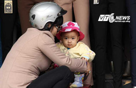 Ảnh: Người Hà Nội co ro trong cái rét đầu đông