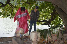 Tổng giám đốc đi...nhặt rác