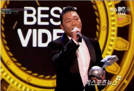 'Cha đẻ' Gangnam Stye đánh bại cả Lady Gaga, Rihanna