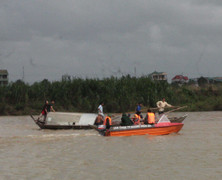 Lội qua sông, một phụ nữ bị nước cuốn trôi