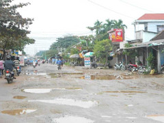 Hãi hùng con đường 'sa lầy' giữa lòng Cố đô