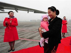 Nữ đại biểu Trung Quốc mang con đi họp Đại hội Đảng