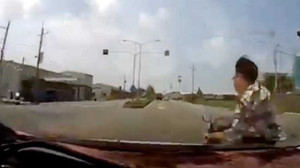 Ô tô chạy ẩu gặp xe máy rẽ liều