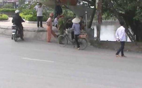 Hà Nội: Đấu súng tự chế, nhiều người thương vong