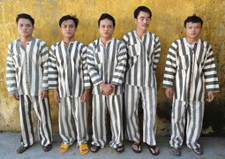 Khởi tố nhóm lâm tặc 'trút' đá vào kiểm lâm