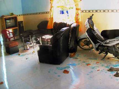 Chém người bất thành, quay ra đốt nhà dân