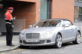 Rooney, Van Persie không học luật giao thông?