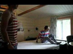 Bạn sang nhà chơi, nhốt bạn trong ghế