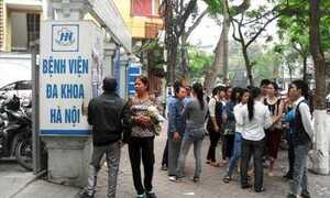 Hà Nội: Bệnh nhân nguy kịch, người nhà vây bệnh viện