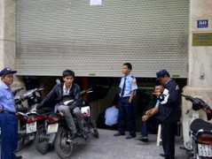 Nhóm mua đang đóng cửa, khách hàng có bị hủy dịch vụ?