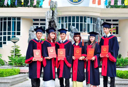 Sinh viên năm cuối chụp ảnh tốt nghiệp sớm