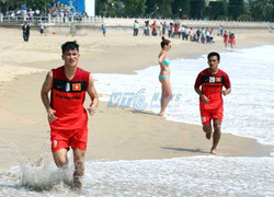 Mưa to gió lớn, ĐTVN hoãn chốt danh sách đi Thái Lan