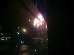 Cháy trụ điện, hàng loạt người tháo chạy