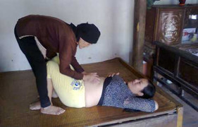 Vuốt bụng chữa động thai?