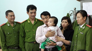 Giải cứu bé gái 19 tháng tuổi từ tay 'mẹ mìn'