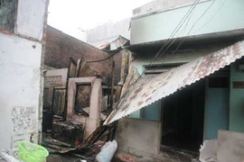 Cháy khu nhà trọ, hàng trăm người hỗn loạn