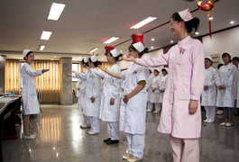 Xem nữ 'tiếp viên hàng không' phục vụ bệnh viện