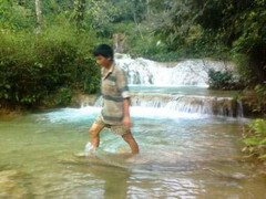 Kỳ lạ con suối khiến mọi vật rơi xuống biến thành