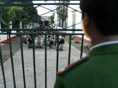 Vào tù vì mạo danh cán bộ trại giam