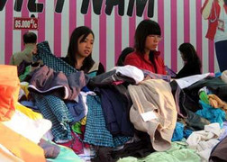 Kinh tế khó khăn, hàng đổ đống đắt khách