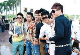 Bất ngờ gặp dàn sao cổ động cho Flashmob của fan Kpop