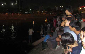 Hà Nội: Bé trai tử vong dưới hồ nước công viên