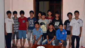 Học sinh ép bạn tham gia 'băng dao lam'