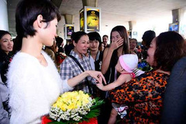 Chân dài Top Model gặp người thân sau 5 tháng cách ly