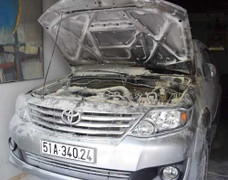 Ô tô bốc cháy, cả nhà đập cửa thoát thân