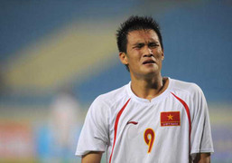 Công Vinh: Đá kém, người hâm mộ từng gửi pháo tặng tôi