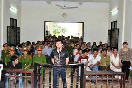 Kẻ nã đạn vào nhà người yêu lãnh án