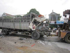 Xe tải tông đuôi nhau, tài xế chết tại chỗ