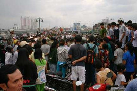 TP.HCM: Chục người nhái tìm bé trai dưới kênh Tàu Hủ