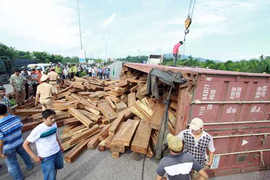 Lật xe chở gỗ quý, quốc lộ rối loạn