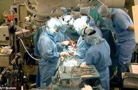 Cắt bỏ ruột già bệnh nhân, bệnh viện và bác sĩ bị kiện