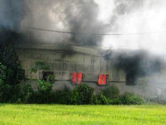 Lửa ngùn ngụt đánh sập khu xưởng 2000 m2