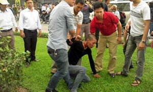 Nam thanh niên đòi tự tử, náo loạn phố Hà Nội