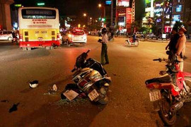 Hà Nội: Xe máy tông xe buýt, hai người nguy kịch