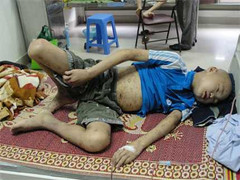 Chuyển tiền ủng hộ đến bệnh nhi mắc bệnh hiểm nghèo