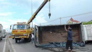 Xe tải lật ngang đường, quốc lộ ùn tắc kéo dài