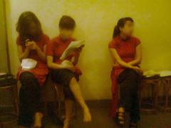 Thâm nhập 'bar ôm' Nhật giữa lòng Hà Nội