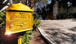 Chuyện lạ: Bưu thiếp đến tay người nhận sau 70 năm