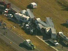 Video: 100 xe hơi dồn toa trên đường cao tốc Mỹ