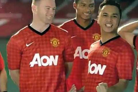 Sao MU cùng rock band Indonesia hâm nóng AFF Cup