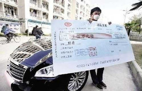 Cầu hôn nữ sinh bằng tấm séc tiền tỷ