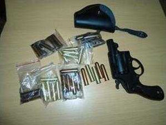 Đi xe biển Lào, mang súng đạn phòng thân