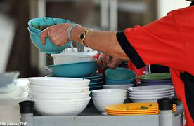 'Khăn lau bát được dùng để lau... phân chim'