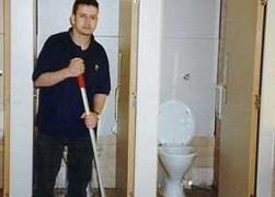 Sinh viên trường danh tiếng phải đi cọ toilet