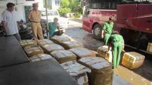 Bắt hàng tấn thịt bốc mùi hôi thối trên xe khách