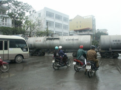 Tàu chạy trên vỉa hè, đụng đâu chết đó